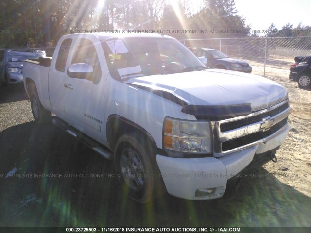 2GCEC19J671733294 - 2007 CHEVROLET SILVERADO C1500 WHITE photo 1