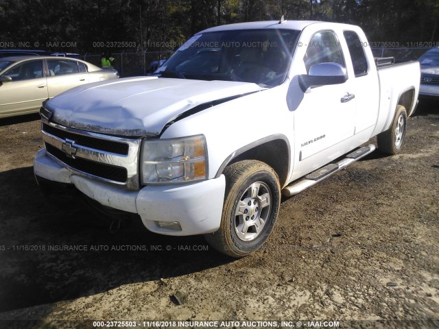 2GCEC19J671733294 - 2007 CHEVROLET SILVERADO C1500 WHITE photo 2