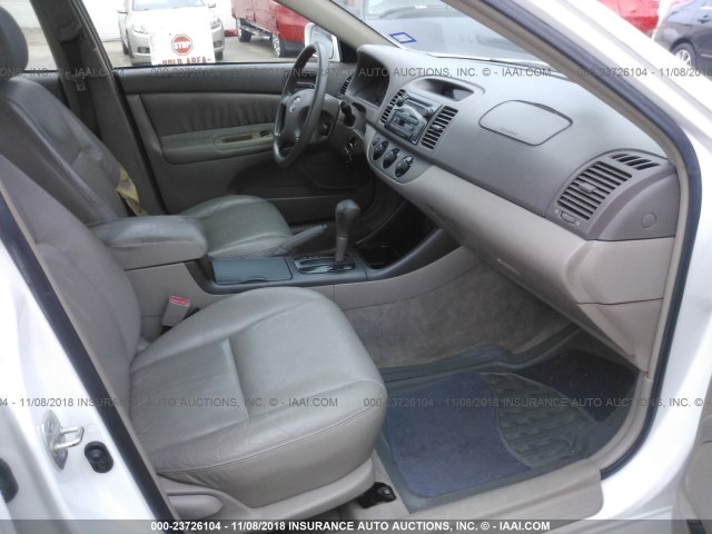 4T1BE32K62U090238 - 2002 TOYOTA CAMRY LE/XLE/SE WHITE photo 5