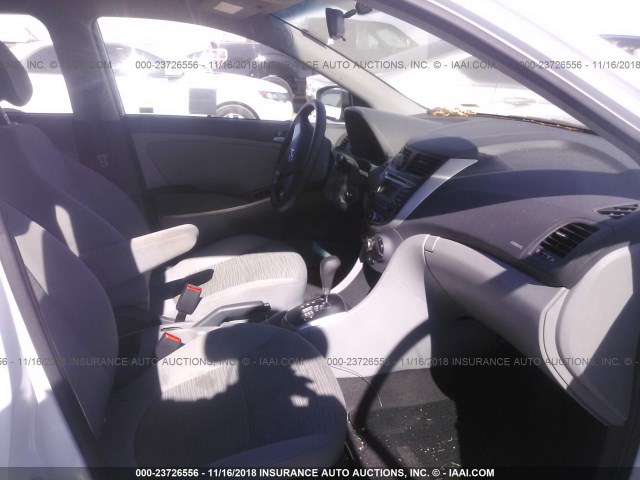 KMHCT4AE6HU339593 - 2017 HYUNDAI ACCENT SE WHITE photo 5