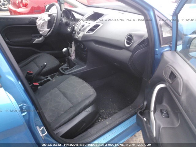 3FADP4EJ8CM154467 - 2012 FORD FIESTA SE BLUE photo 5