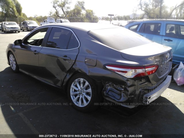 4T1B11HKXJU595513 - 2018 TOYOTA CAMRY L/LE/XLE/SE/XSE GRAY photo 3