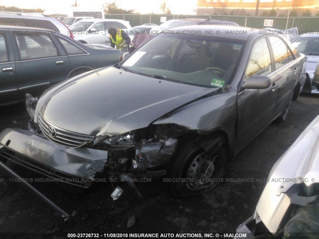JTDBE32K863046032 - 2006 TOYOTA CAMRY LE/XLE GRAY photo 2