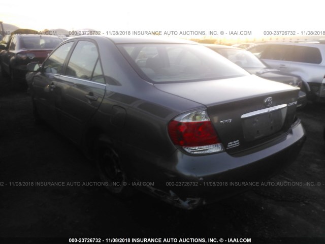 JTDBE32K863046032 - 2006 TOYOTA CAMRY LE/XLE GRAY photo 3
