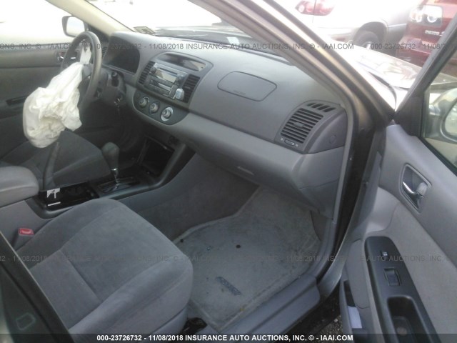 JTDBE32K863046032 - 2006 TOYOTA CAMRY LE/XLE GRAY photo 5