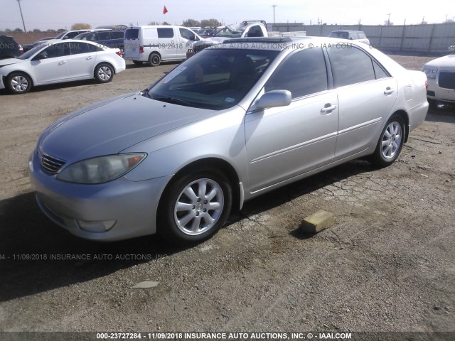 4T1BE32K25U596590 - 2005 TOYOTA CAMRY LE/XLE/SE SILVER photo 2