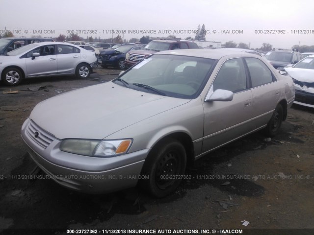 4T1BG22K1WU831373 - 1998 TOYOTA CAMRY CE/LE/XLE GOLD photo 2