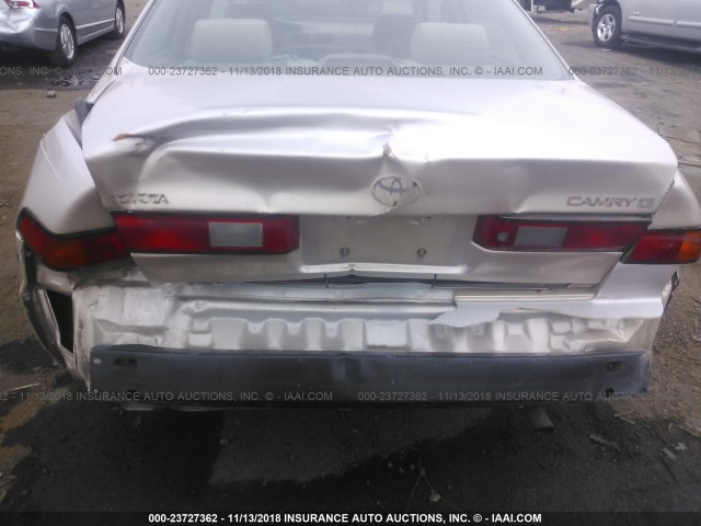 4T1BG22K1WU831373 - 1998 TOYOTA CAMRY CE/LE/XLE 金色 照片 6