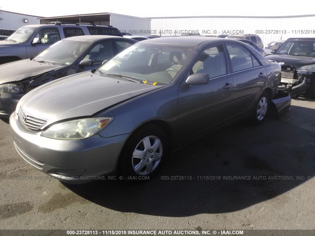 4T1BE32K15U973331 - 2005 TOYOTA CAMRY LE/XLE/SE GRAY photo 2