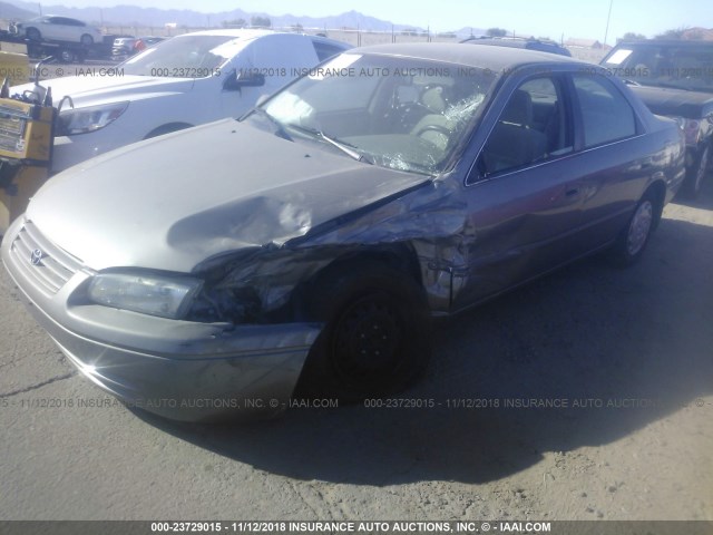 4T1BG22K8WU285395 - 1998 TOYOTA CAMRY CE/LE/XLE GRAY photo 2