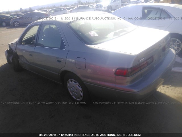 4T1BG22K8WU285395 - 1998 TOYOTA CAMRY CE/LE/XLE GRAY photo 3