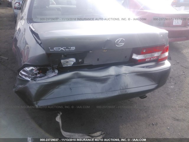 JT8BF28G010326403 - 2001 LEXUS ES 300 GRAY photo 6