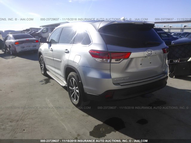 5TDKZRFH4JS287762 - 2018 TOYOTA HIGHLANDER SE/XLE SILVER photo 3