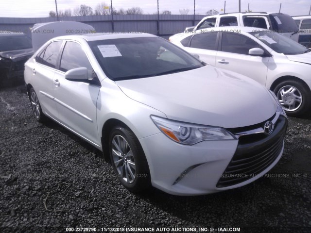 4T1BF1FK5HU617271 - 2017 TOYOTA CAMRY LE/XLE/SE/XSE WHITE photo 1
