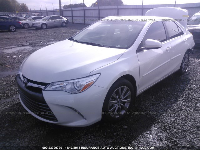 4T1BF1FK5HU617271 - 2017 TOYOTA CAMRY LE/XLE/SE/XSE WHITE photo 2