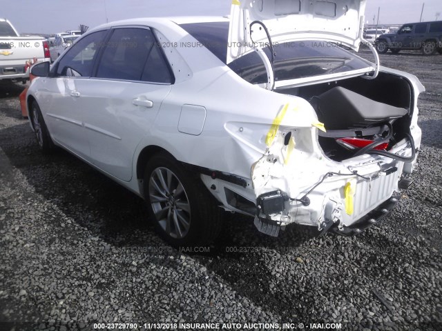 4T1BF1FK5HU617271 - 2017 TOYOTA CAMRY LE/XLE/SE/XSE WHITE photo 3