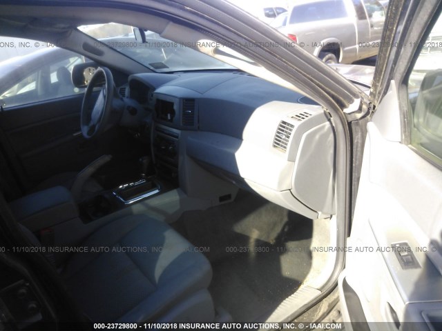 1J4GR48KX5C586370 - 2005 JEEP GRAND CHEROKEE LAREDO/COLUMBIA/FREEDOM 黑色 照片 5