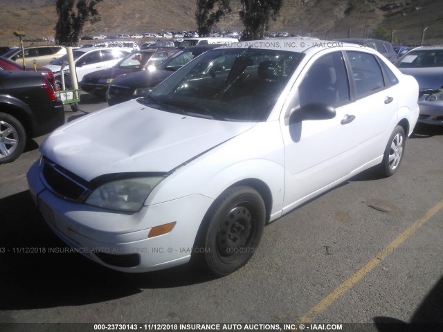 1FAHP34NX6W239735 - 2006 FORD FOCUS ZX4 WHITE photo 2