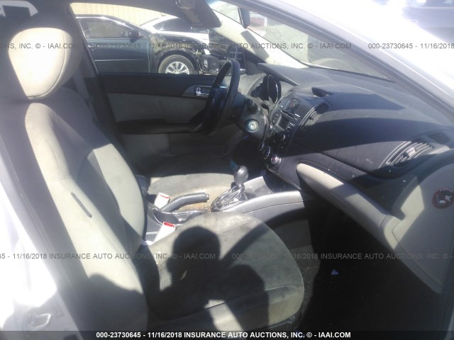 KNAFU4A24D5737410 - 2013 KIA FORTE EX WHITE photo 5