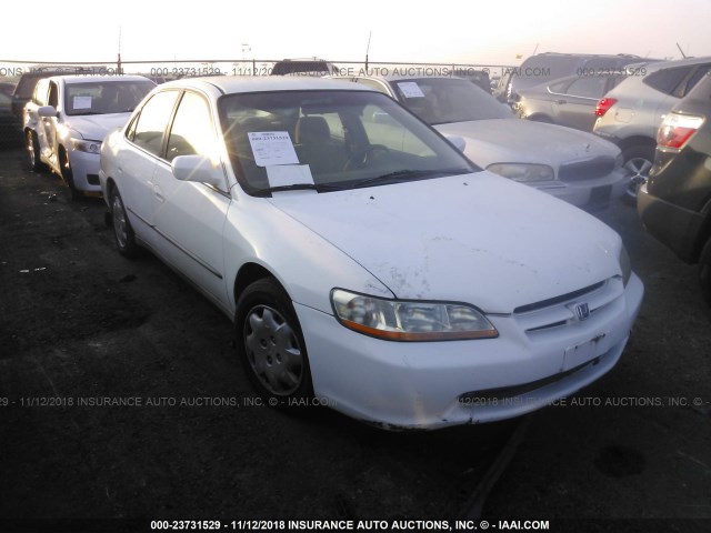 1HGCG554XWA140482 - 1998 HONDA ACCORD LX WHITE photo 1