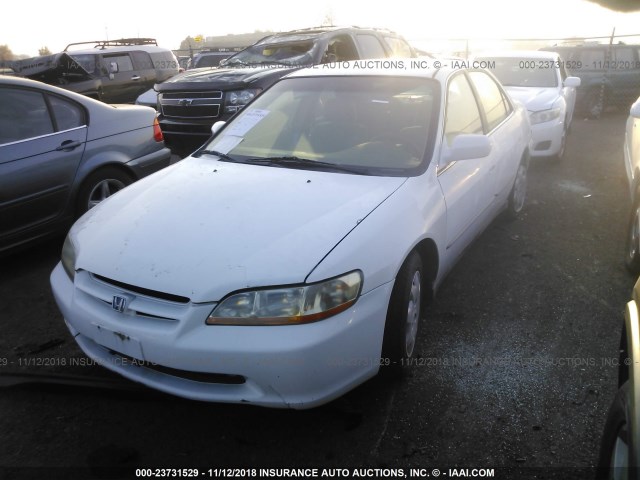 1HGCG554XWA140482 - 1998 HONDA ACCORD LX WHITE photo 2