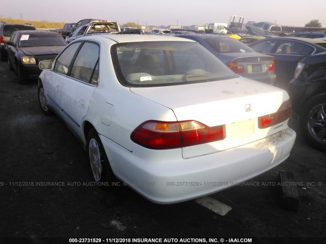 1HGCG554XWA140482 - 1998 HONDA ACCORD LX WHITE photo 3