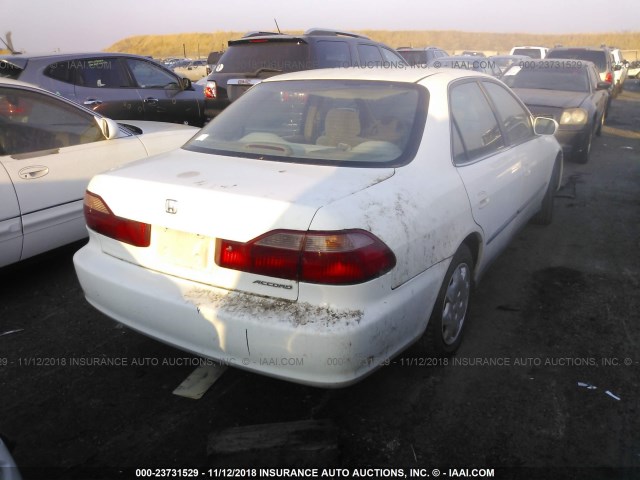 1HGCG554XWA140482 - 1998 HONDA ACCORD LX WHITE photo 4