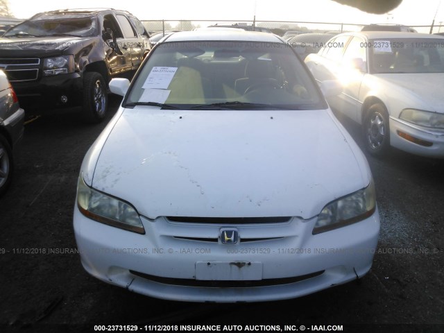 1HGCG554XWA140482 - 1998 HONDA ACCORD LX WHITE photo 6