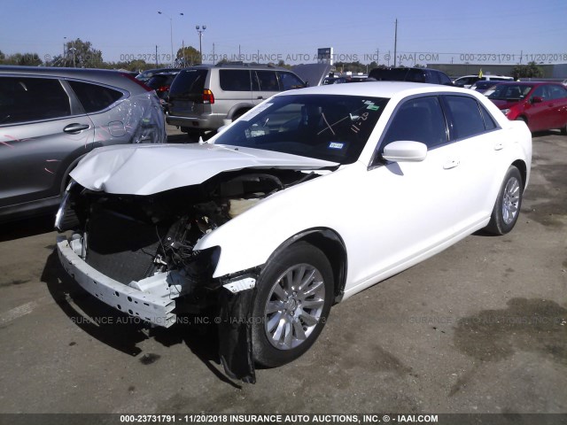 2C3CCAAG8DH556326 - 2013 CHRYSLER 300 WHITE photo 2