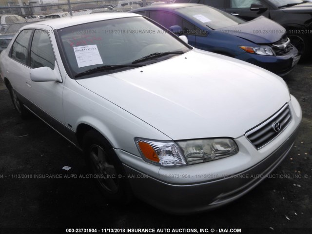 JT2BF22K310305696 - 2001 TOYOTA CAMRY CE/LE/XLE WHITE photo 1