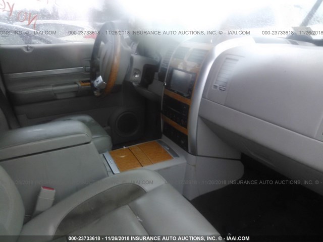 1A8HW58218F133775 - 2008 CHRYSLER ASPEN BLACK photo 5