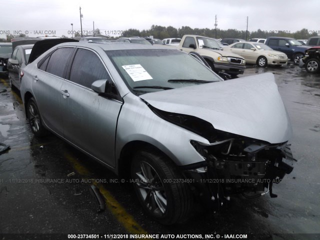 4T1BF1FK2HU286097 - 2017 TOYOTA CAMRY LE/XLE/SE/XSE SILVER photo 1