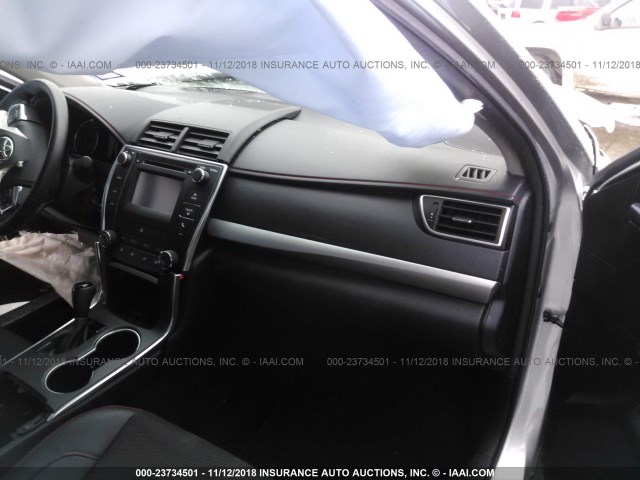 4T1BF1FK2HU286097 - 2017 TOYOTA CAMRY LE/XLE/SE/XSE SILVER photo 5