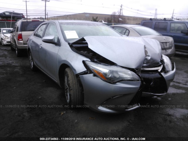 4T1BF1FK9HU335991 - 2017 TOYOTA CAMRY LE/XLE/SE/XSE SILVER photo 1