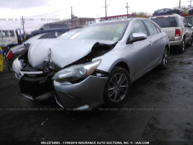 4T1BF1FK9HU335991 - 2017 TOYOTA CAMRY LE/XLE/SE/XSE SILVER photo 2