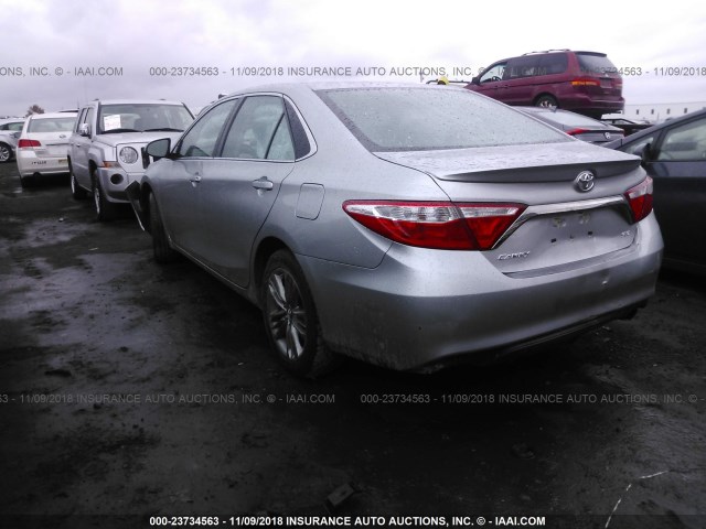4T1BF1FK9HU335991 - 2017 TOYOTA CAMRY LE/XLE/SE/XSE SILVER photo 3