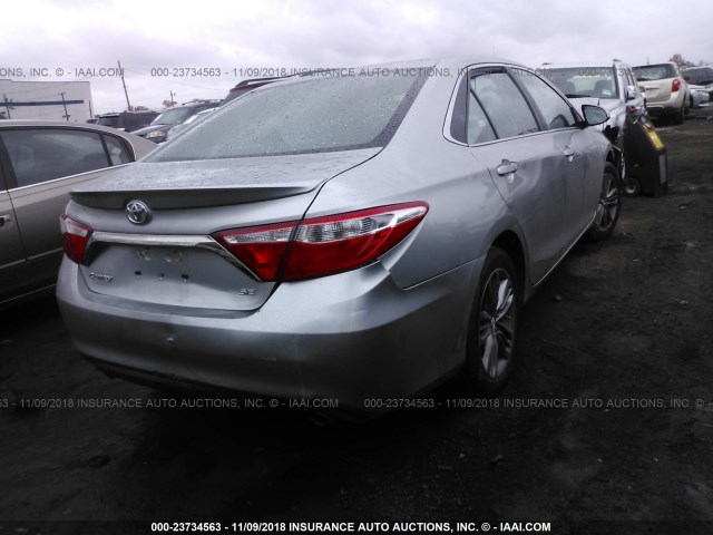 4T1BF1FK9HU335991 - 2017 TOYOTA CAMRY LE/XLE/SE/XSE SILVER photo 4