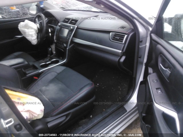 4T1BF1FK9HU335991 - 2017 TOYOTA CAMRY LE/XLE/SE/XSE SILVER photo 5