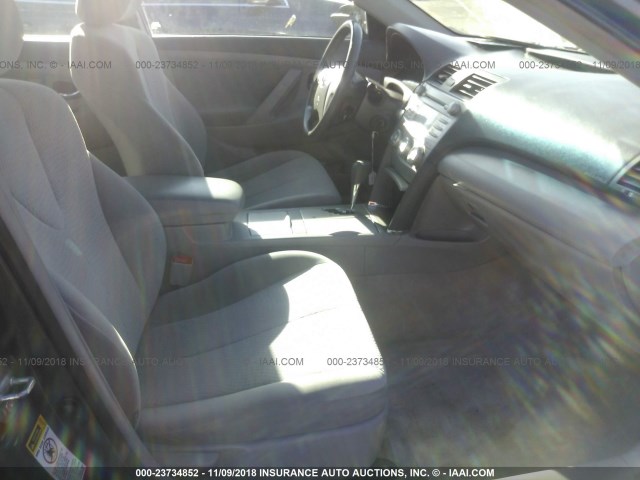 4T1BF3EKXBU131365 - 2011 TOYOTA CAMRY SE/LE/XLE 灰色 照片 5