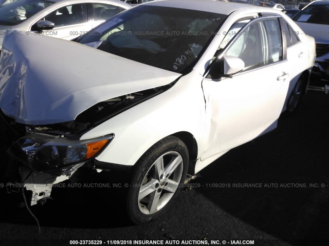 4T1BF1FK1CU170348 - 2012 TOYOTA CAMRY SE/LE/XLE WHITE photo 2