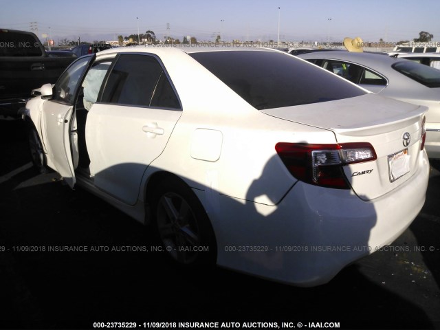 4T1BF1FK1CU170348 - 2012 TOYOTA CAMRY SE/LE/XLE WHITE photo 3