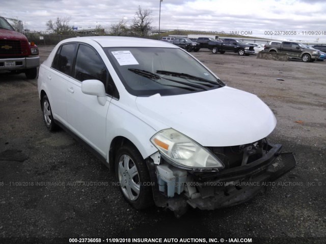 3N1BC11E28L390004 - 2008 NISSAN VERSA S/SL WHITE photo 1