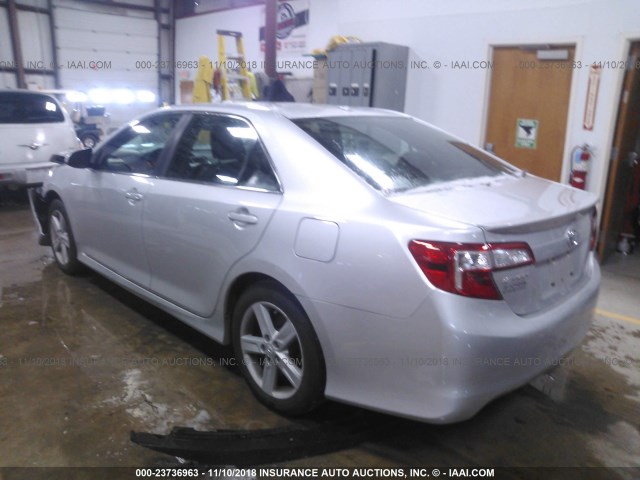 4T1BF1FK7DU650802 - 2013 TOYOTA CAMRY L/SE/LE/XLE SILVER photo 3