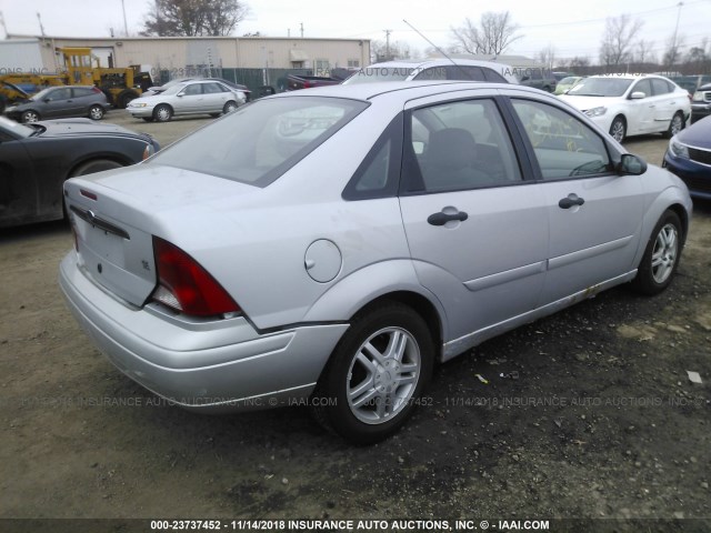 1FAFP34342W324134 - 2002 FORD FOCUS SE/SE COMFORT/SE SPORT SILVER photo 4