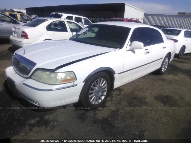 1LNHM81W24Y636883 - 2004 LINCOLN TOWN CAR EXECUTIVE/SIGNATURE WHITE photo 2