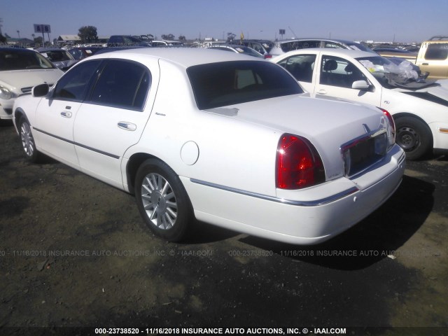 1LNHM81W24Y636883 - 2004 LINCOLN TOWN CAR EXECUTIVE/SIGNATURE WHITE photo 3