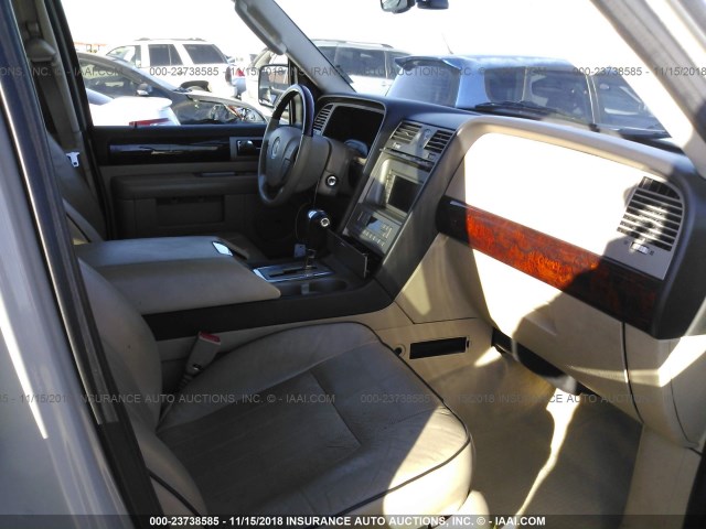 5LMFU275X6LJ23493 - 2006 LINCOLN NAVIGATOR Ақ фото 5
