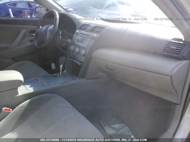 4T1BF3EK6BU695319 - 2011 TOYOTA CAMRY SE/LE/XLE 金色 照片 5