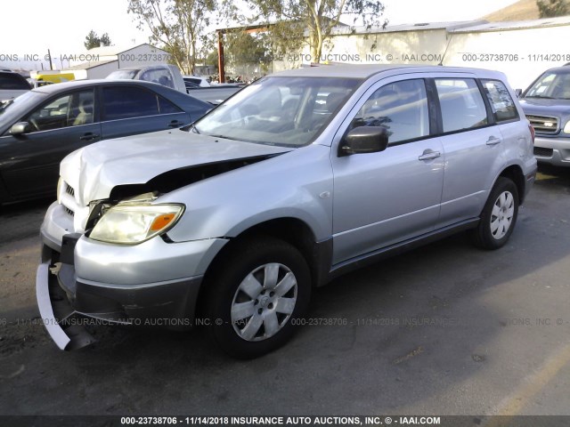 JA4LX31F15U040756 - 2005 MITSUBISHI OUTLANDER LS SILVER photo 2