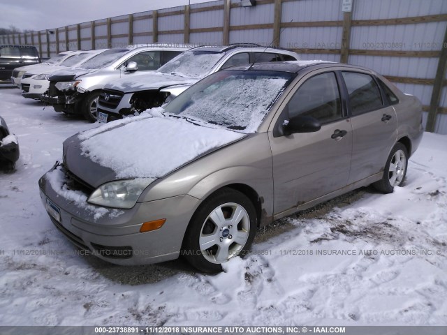1FAFP34N45W272669 - 2005 FORD FOCUS ZX4 GOLD photo 2